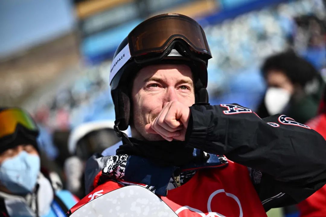 爱游戏娱乐-FPX带队取胜！，莱万多夫斯基重要时刻出色发挥观众掌声雷动(世界足球莱万多夫斯基)