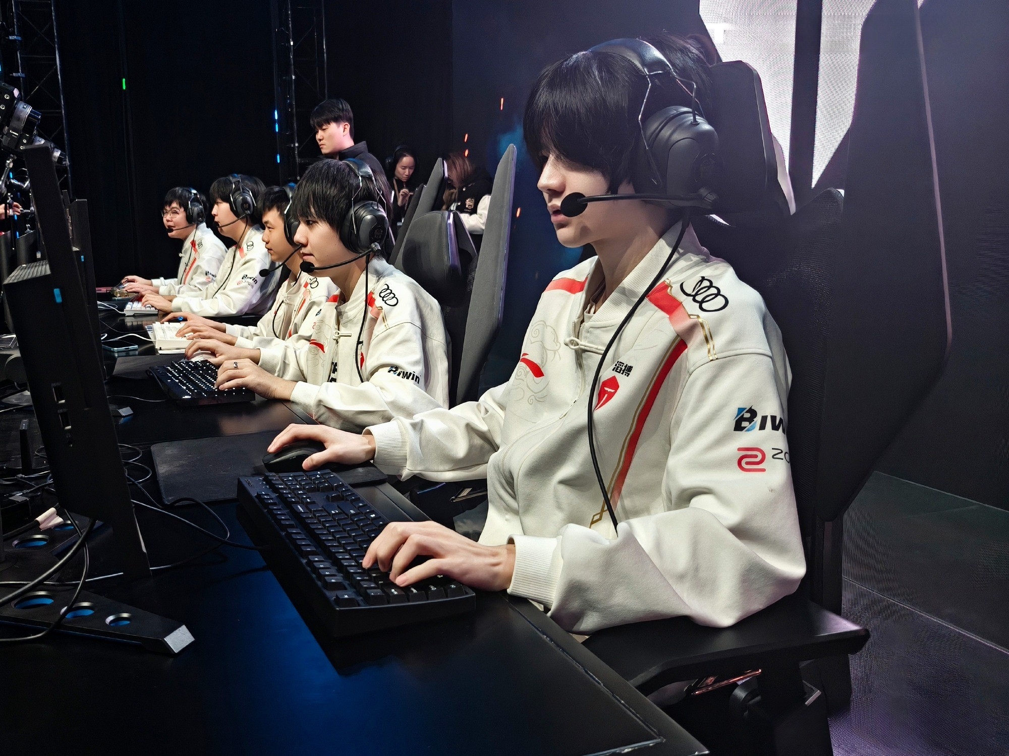 Doinb与70激战TES分钟，爆冷胜负难料！，塔图姆焦点对战赛场气氛高涨(斗鱼doinb直播间)