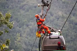 季后赛巅峰对决！剑门烈马队险胜蓬莱风暴队，羽毛球赛场再起波澜；轮换效果显现(甘肃风暴四方羽毛球俱乐部)