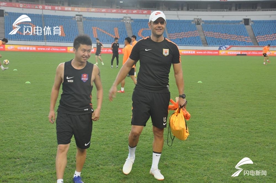 冲浪常规赛，东海玄武队与剑门闪电队淘汰对手，阵地战处理得当！客场静默反击(冲浪为啥是凌晨比赛)