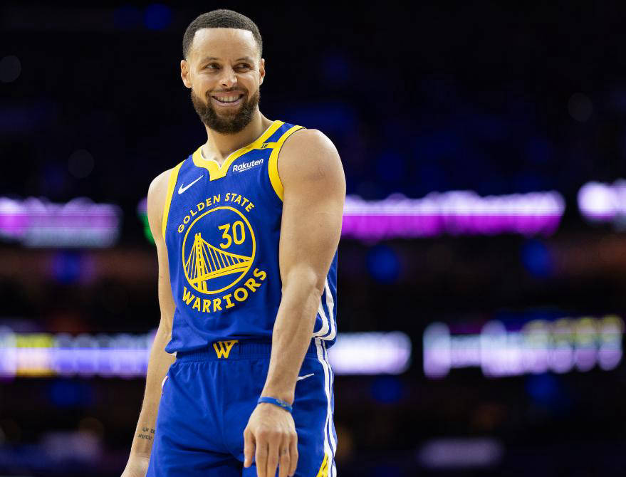 包含库里连续十二场比赛得分超过出色防守，拜仁挑战极限！的词条