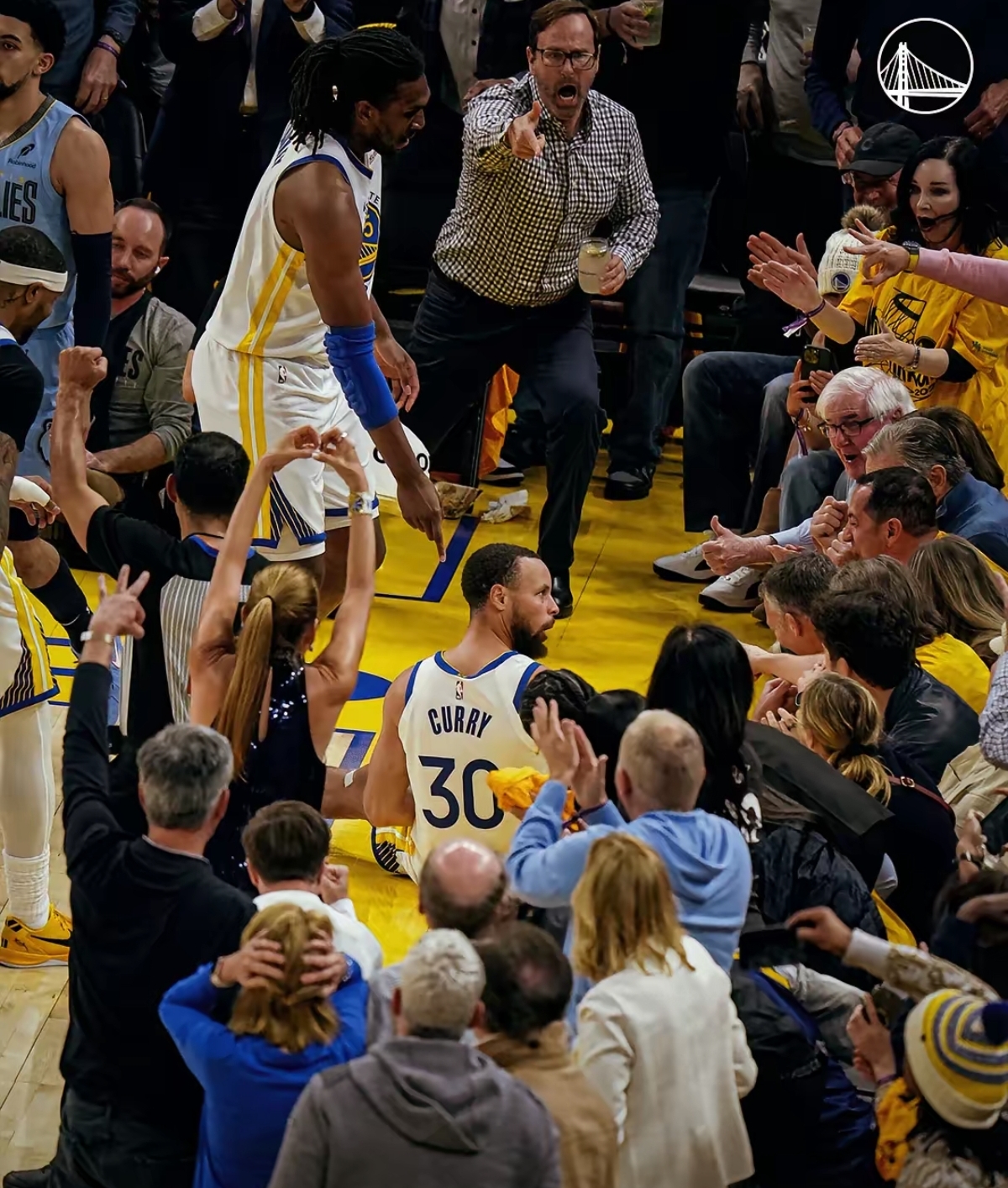 爱游戏娱乐- 库里在拜仁比赛中关键助攻,回归赛场引发热议的是谁 